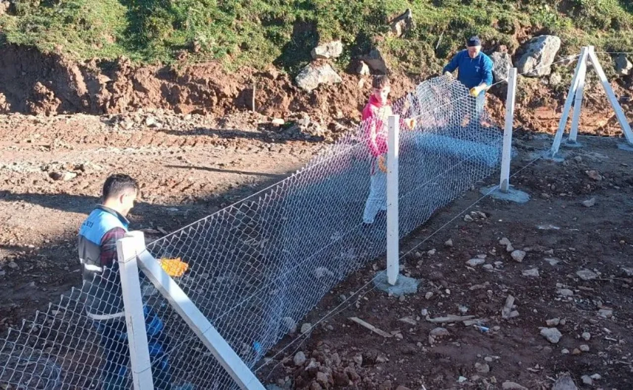 Murgul'da Camii Etrafına Güvenlik Çitleri Çekiliyor