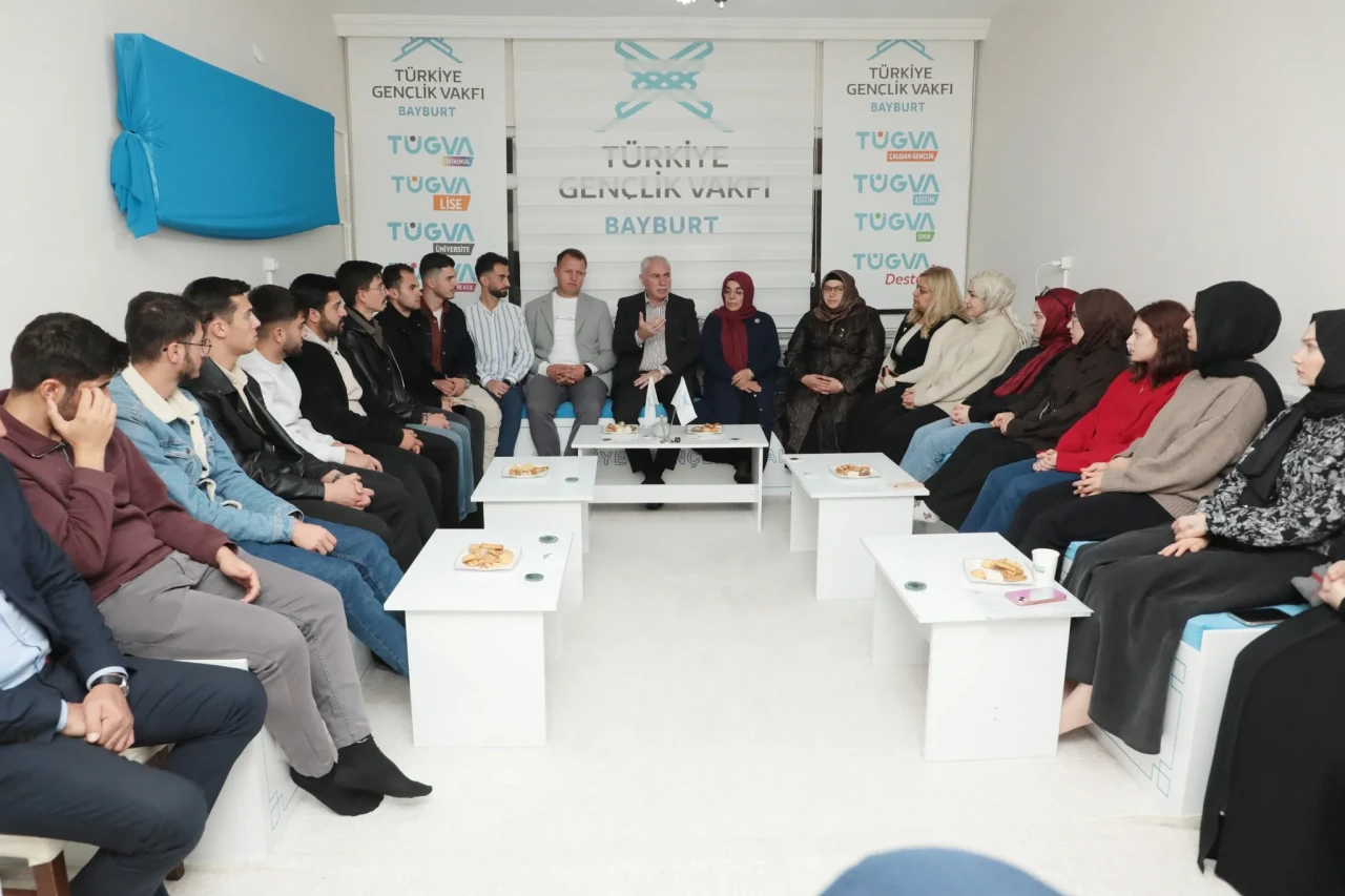 Bayburt Belediye Başkanı Memiş, gençlerle buluştu ve önemli tavsiyelerde bulundu