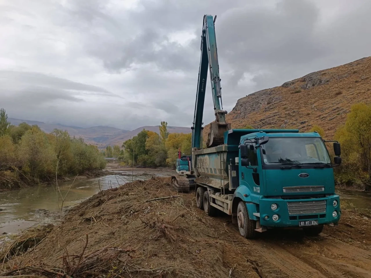 Bayburt'ta Dere Yatakları Temizleniyor, Taşkın Riski Azaltılıyor