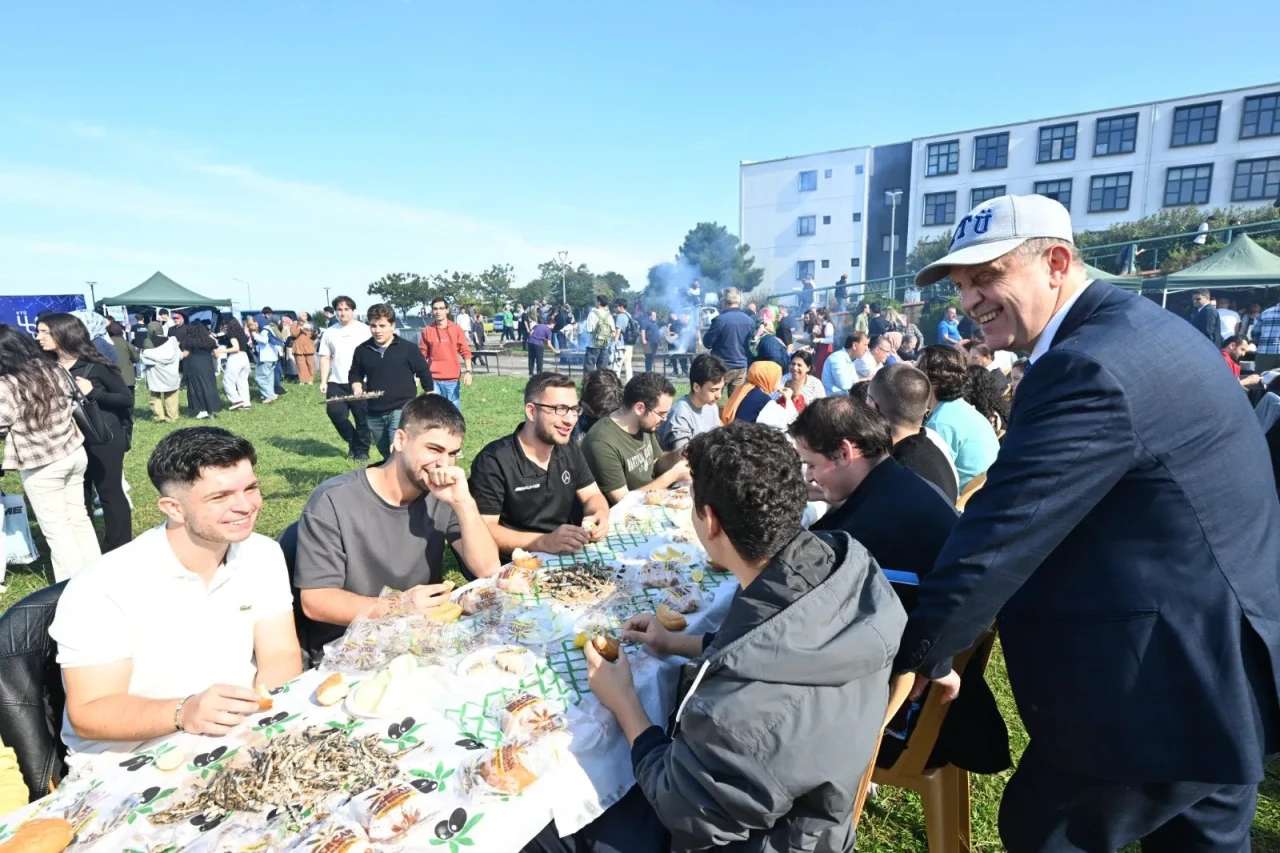 KTÜ'de Öğrenciler İçin Hoş Geldin Etkinliği: Renkli Anlar ve 3 Ton Hamsi İkramı