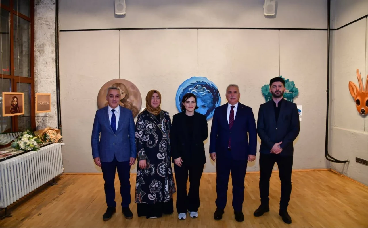 Trabzon Valisi Yıldırım, Eda Uzun'un Trabzon Anıları sergisini ziyaret etti