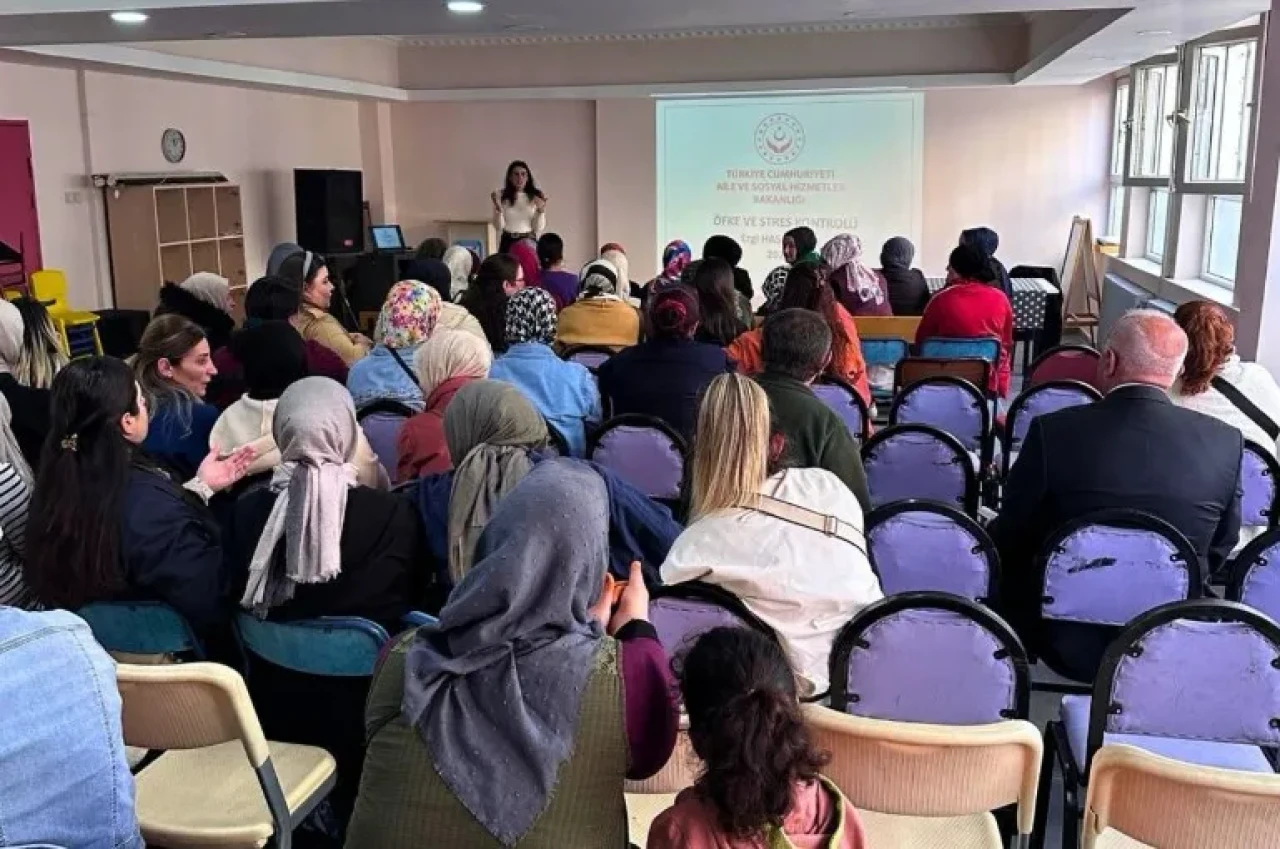 Trabzon'da Velilere Aile İçi İletişim Eğitimi Verildi