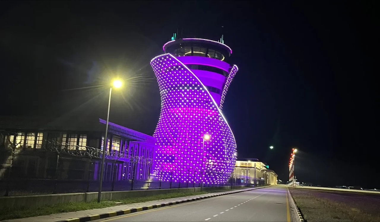 Rize-Artvin Havalimanı, Meme Kanseri Farkındalık Ayı'nda pembe ışıkla aydınlatıldı