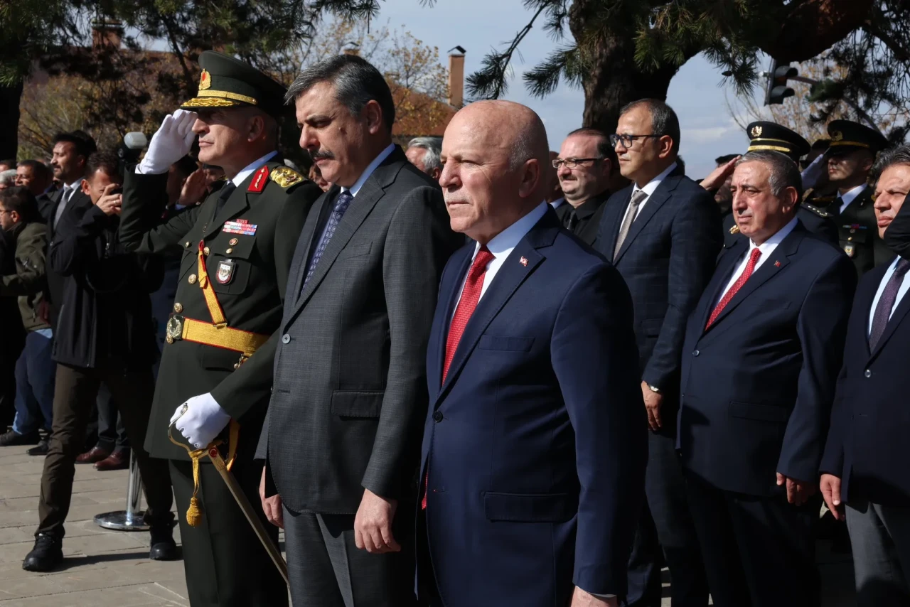 Erzurum'da 29 Ekim Cumhuriyet Bayramı coşkusu çelenk sunumuyla başladı