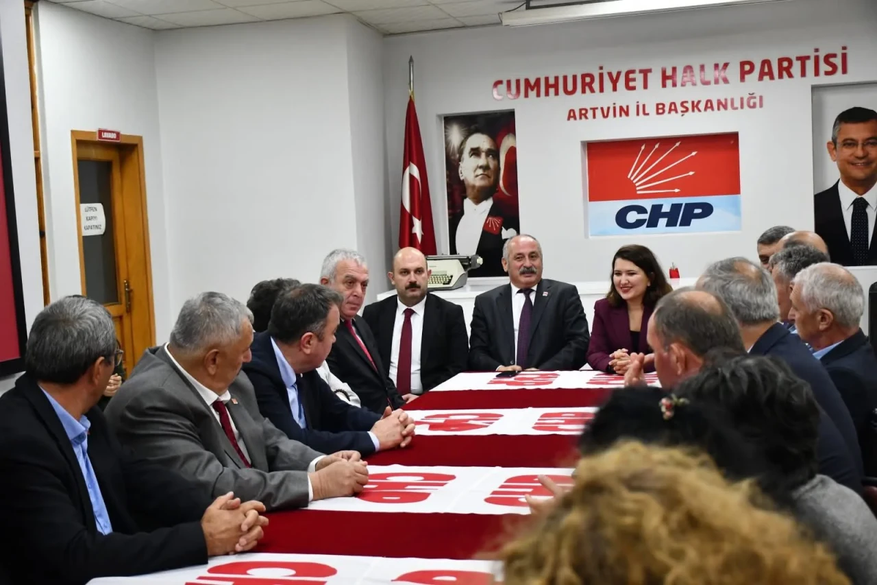Gökçe Gökçen, CHP Artvin İl Başkanlığına ziyarette bulundu; partililerden tam destek aldı