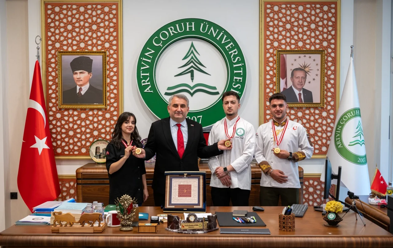 Artvin Çoruh Üniversitesi, Ahi Sofrası Yarışması'nda birinci olarak Ahi Sancağını kazandı