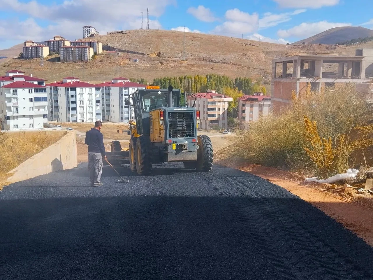 Bayburt Belediyesi, sıcak havaları fırsata çevirip temizlik ve bakım çalışmalarına hız verdi