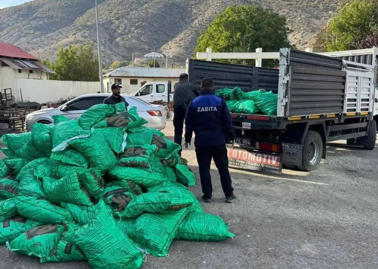 Olur Belediyesi, hayırsever katkılarıyla camilere kışlık kömür dağıtımına devam ediyor
