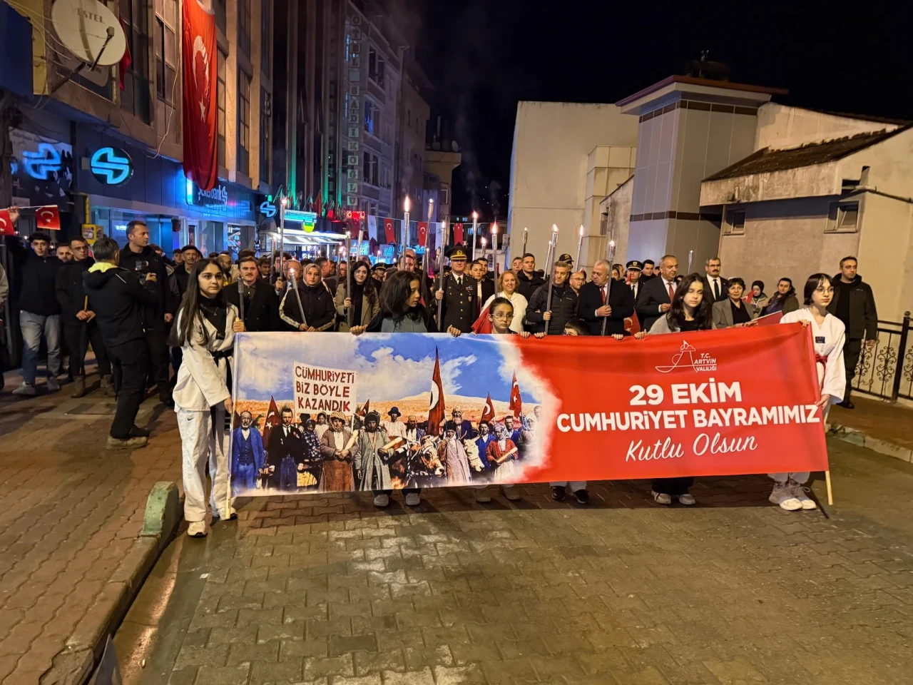 Artvin'de Cumhuriyet'in 102. yılı coşkuyla fener alayıyla kutlandı