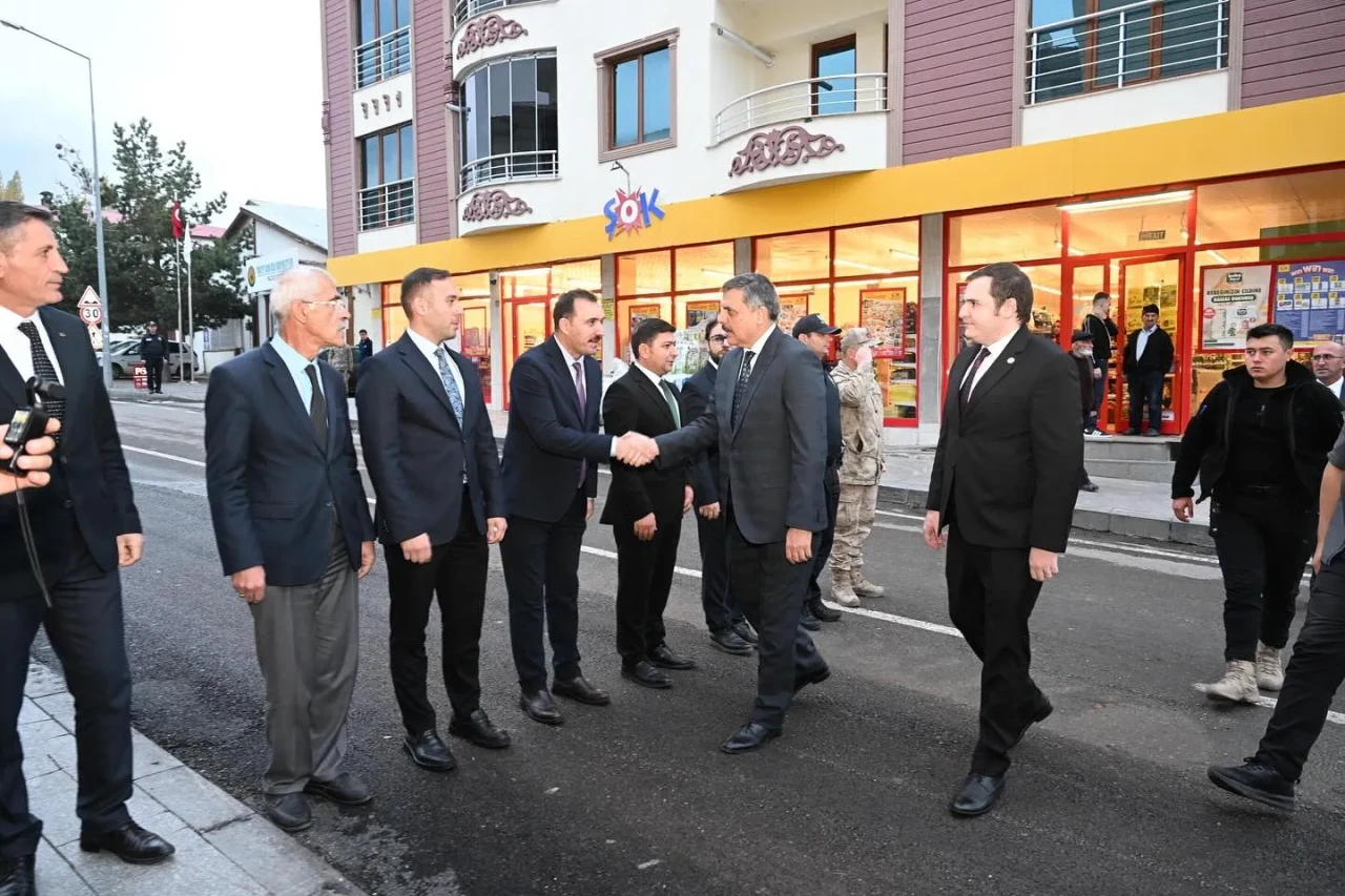 Erzurum Valisi Çiftçi, Pazaryolu Kaymakamı Badioğlu'nu makamında ziyaret etti