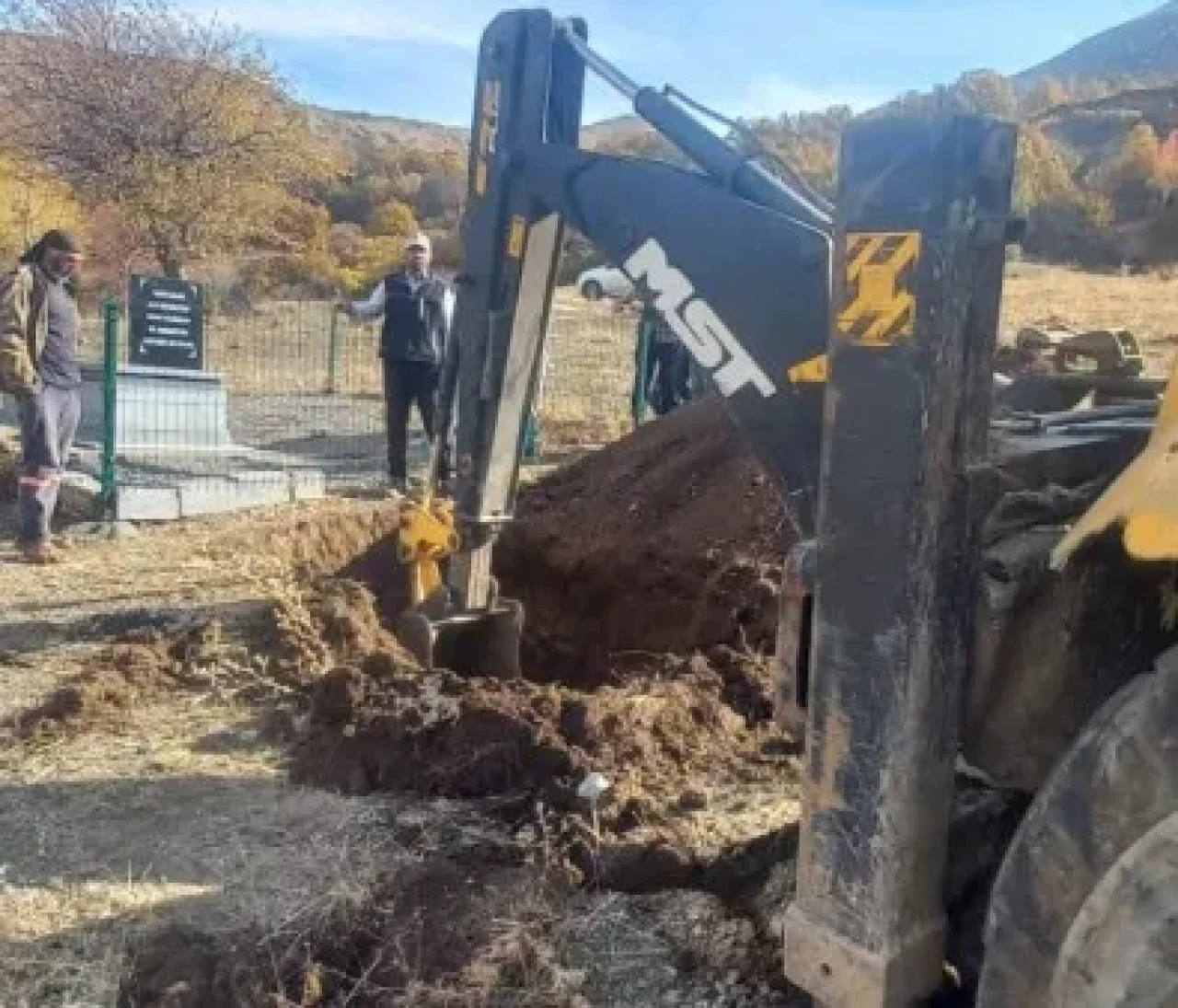 Çat Belediyesi, Mezarlık Düzenleme Çalışmalarına Tüm Hızıyla Devam Ediyor