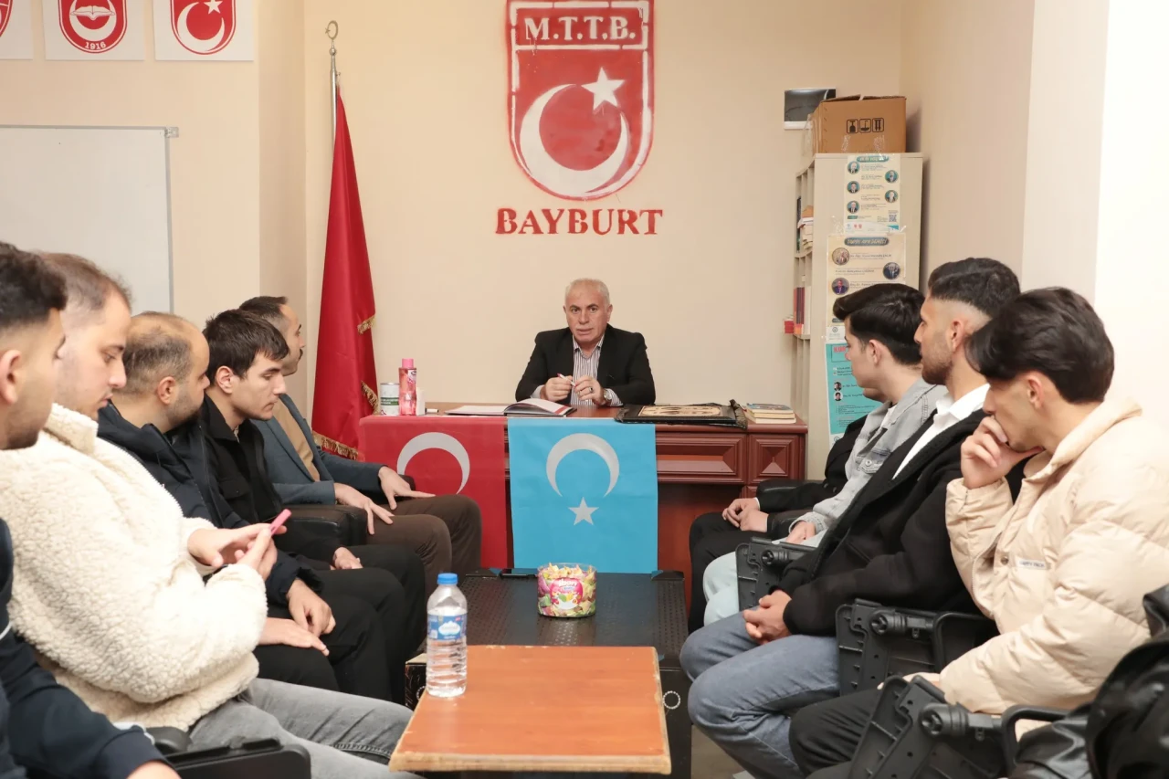Bayburt'ta Gençlerle Buluşan Başkan Memiş, Tecrübelerini Paylaştı ve Geleceğe Dair Tavsiyeler Verdi
