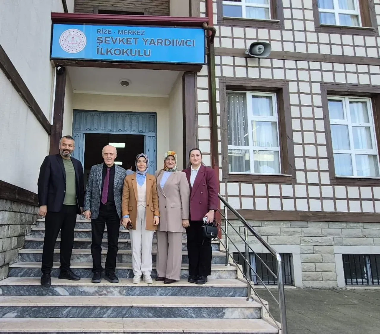 Rize'de AK Parti'den Öğrencilere Sosyal Yardım Hediyeleri ile Destek Projesi