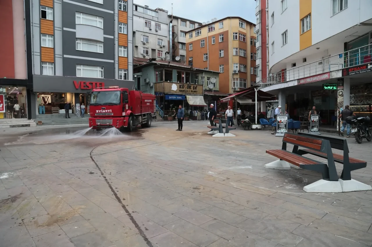 Hopa'da Cami Meydanı'na modern banklar yerleştirildi, yaşam kalitesi arttırılacak