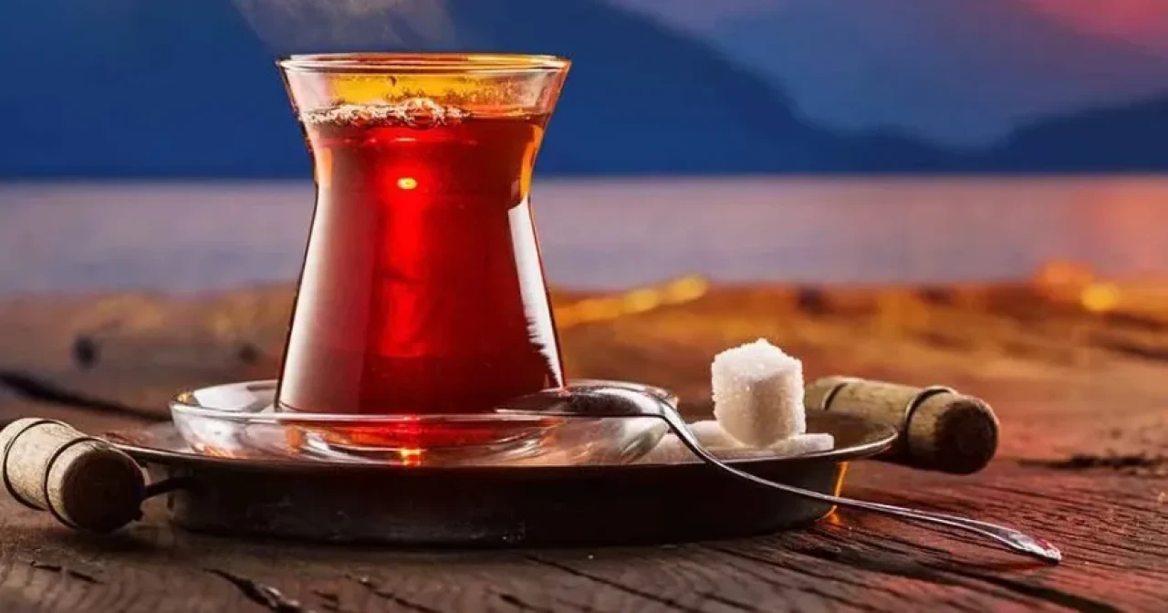 "Çay Tiryakilerine Şok İddia: Yanlış Demleme Sağlığı Tehdit Ediyor!"