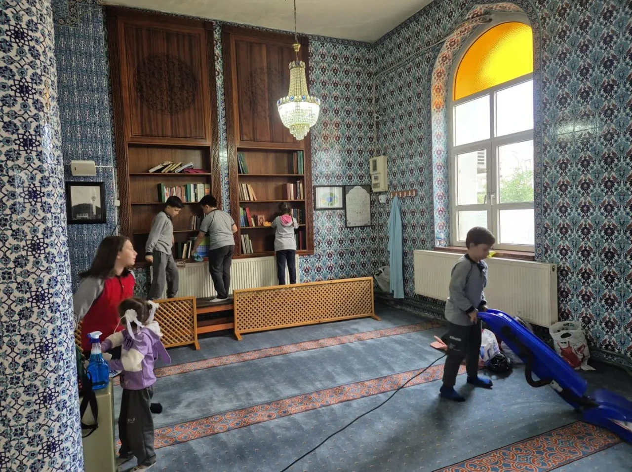 Taşlıdere'de Öğrenciler Çevre Duyarlılığı İçin Cami Temizliği ve Mezarlık Bakımı Yaptı