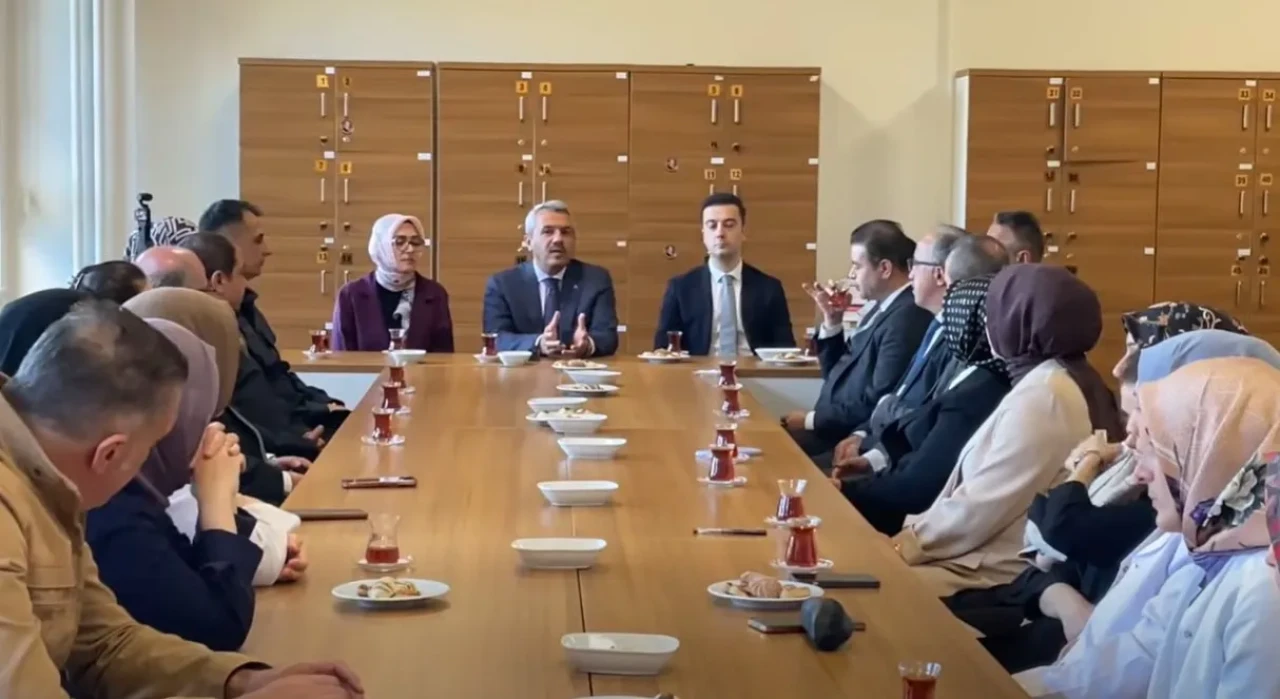 Vali Baydaş, Çayeli’ndeki İmam Hatip Lisesi'ni ziyaret edip öğretmenlerle buluştu