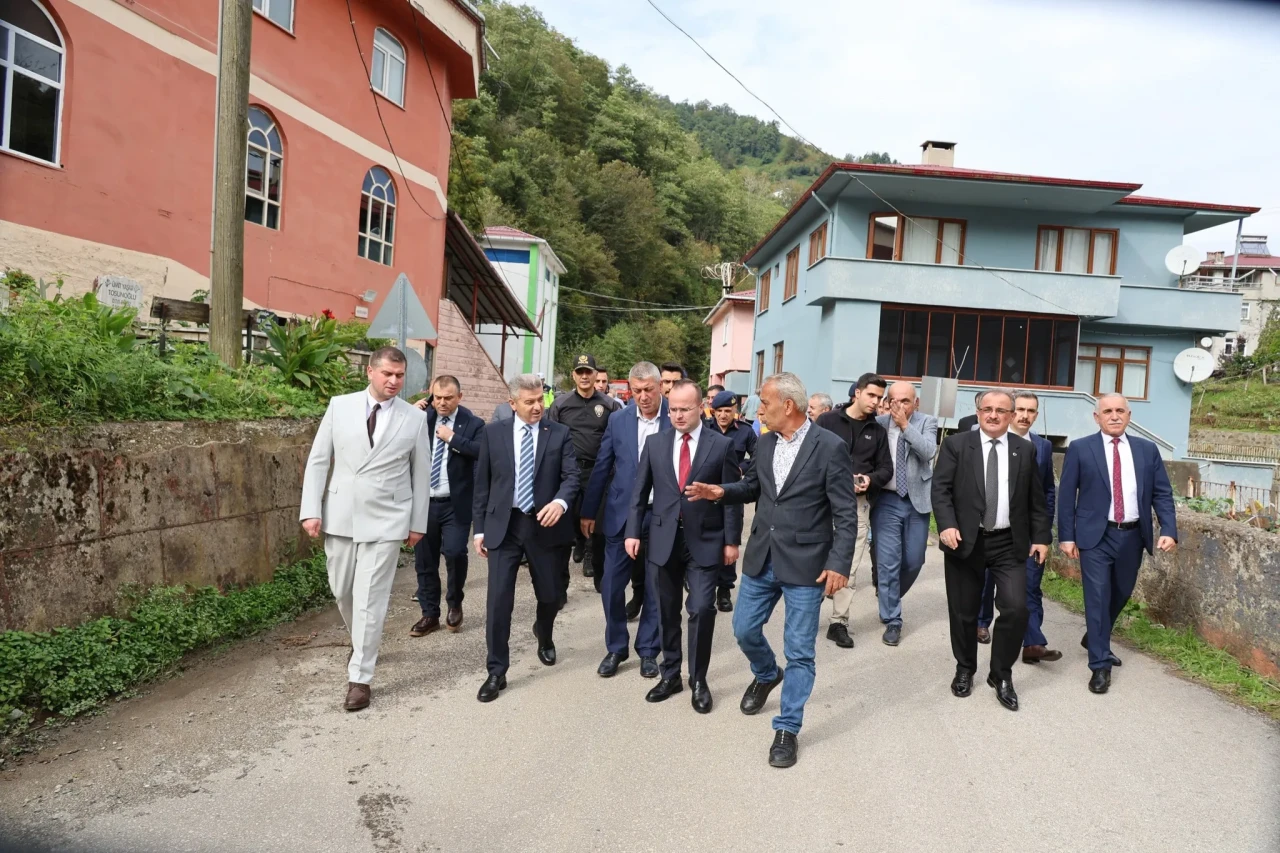 Artvin Valisi Ergün, Hopa'da köy halkı ve öğrencilerle buluştu