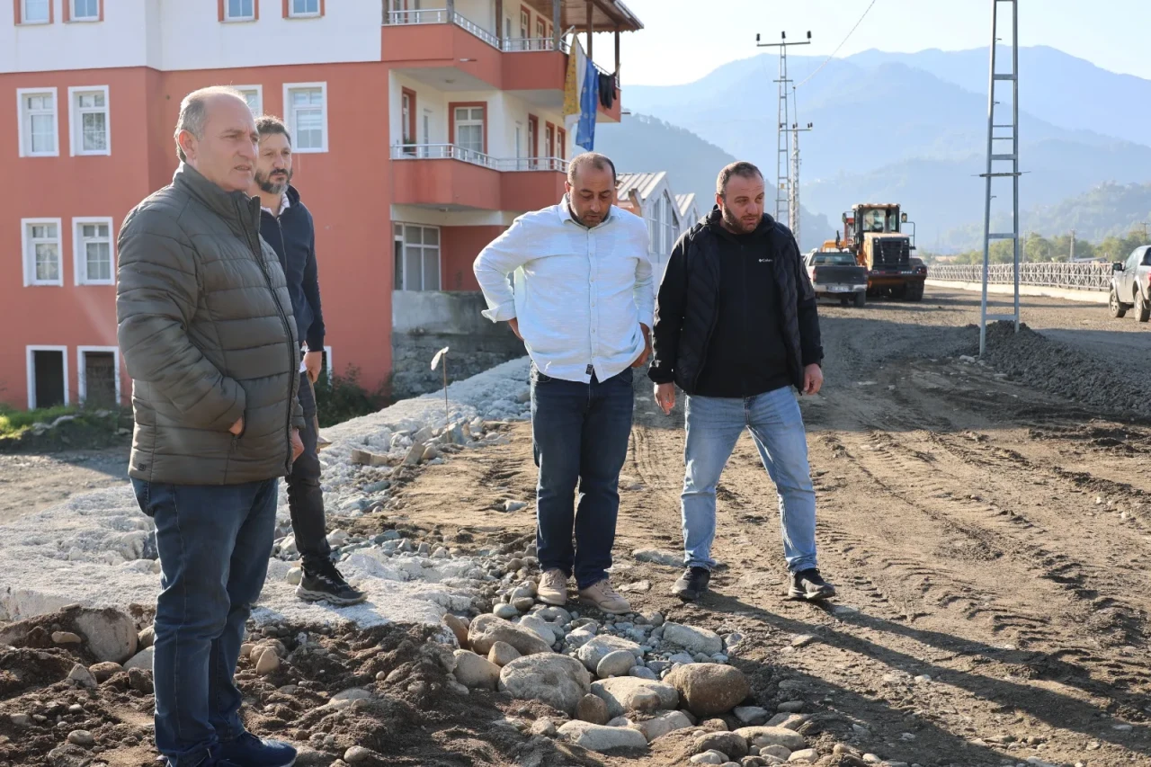 Arhavi’de yol genişletme çalışmaları ile ulaşım konforu artırılıyor