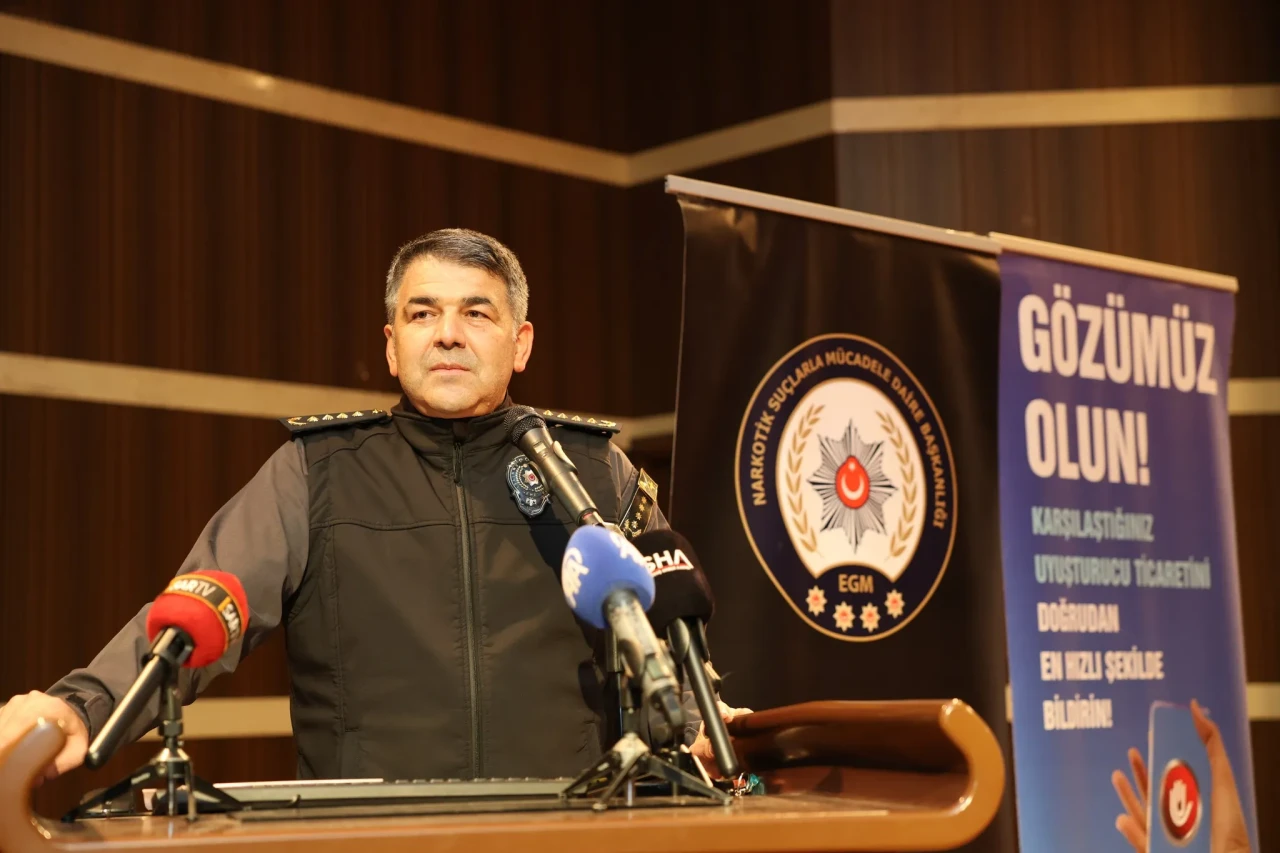Erzurum Emniyet Müdürü, üniversite öğrencilerine uyuşturucu bağımlılığına karşı farkındalık eğitimi verdi