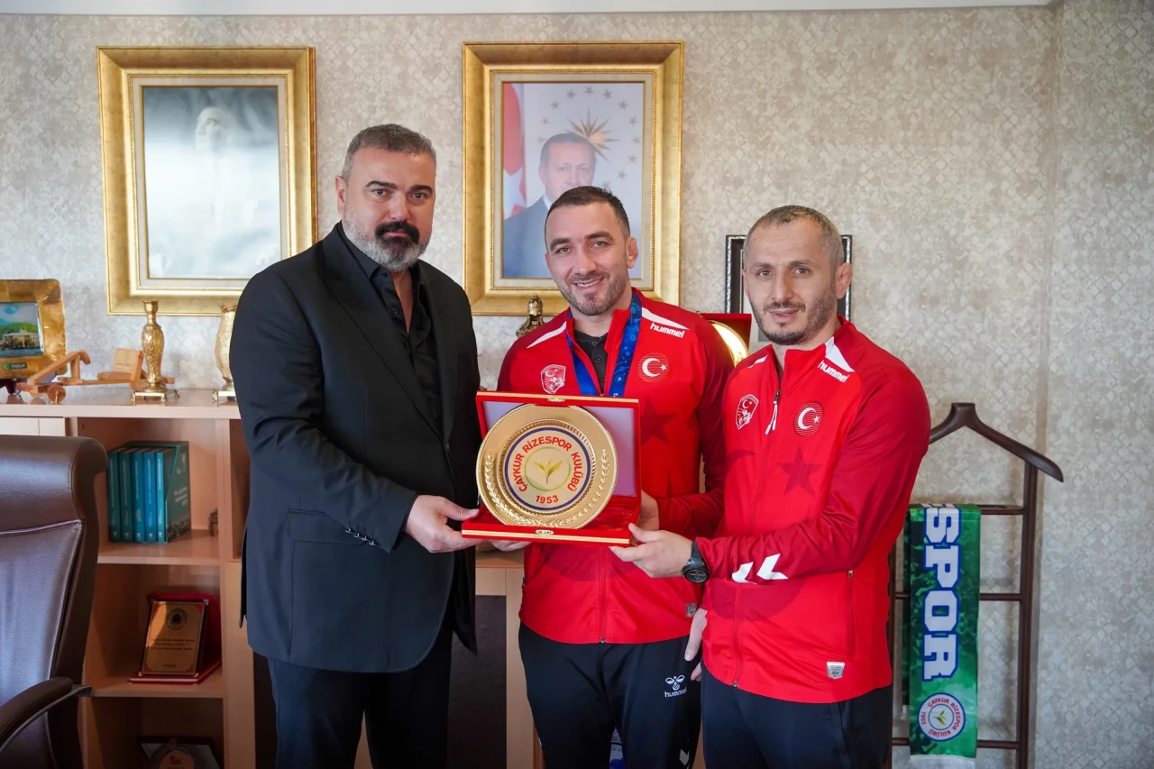 Çaykur Rizespor, Dünya Şampiyonu Güreşçisini ve Antrenörünü Ağırladı