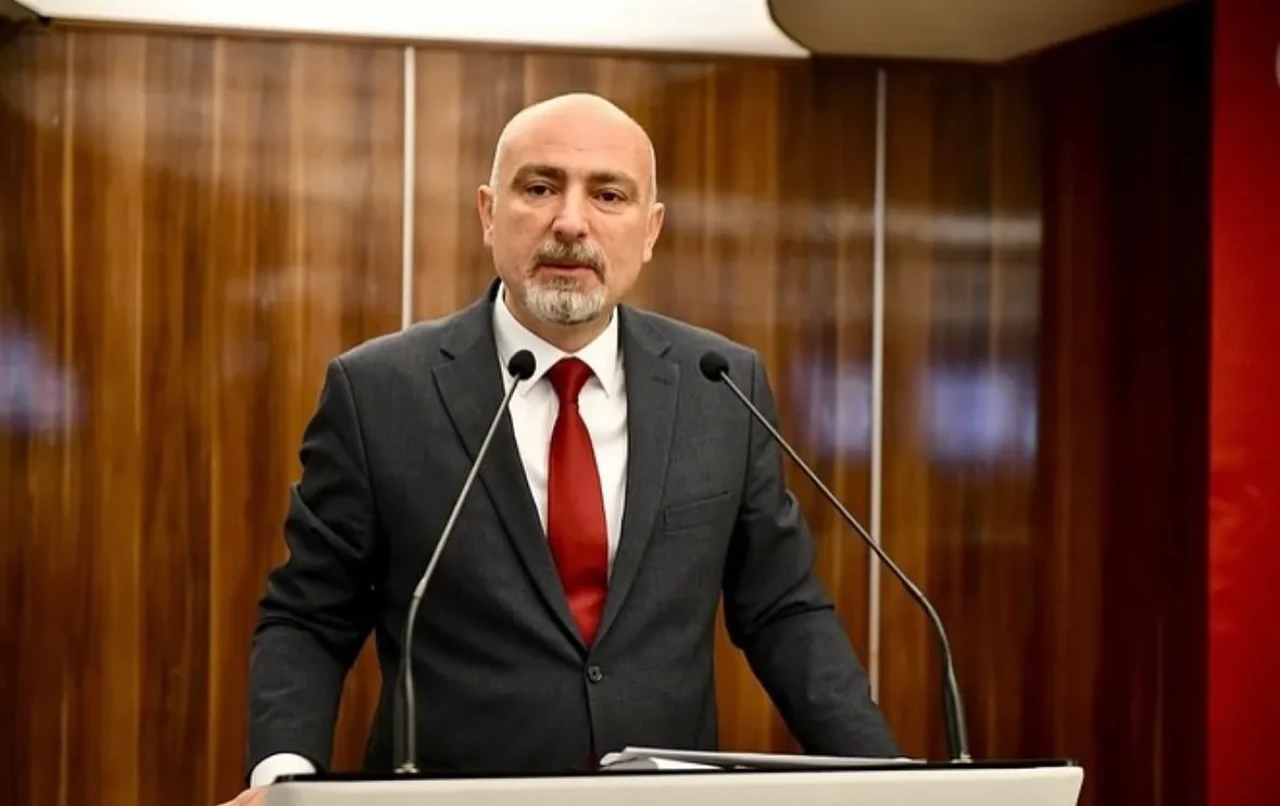Hopa Belediye Başkanı Utku Cihan, ifadesi için çağrıldı; CHP gençlik kolları destek verdi.