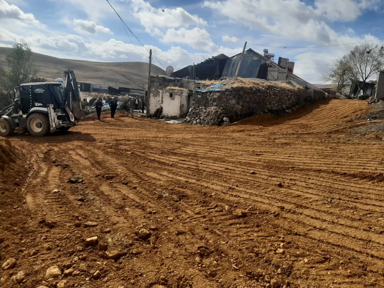 Çat'ta yol çalışmalarıyla ulaşım konforu artıyor, mahallelere eşit hizmet hedefleniyor