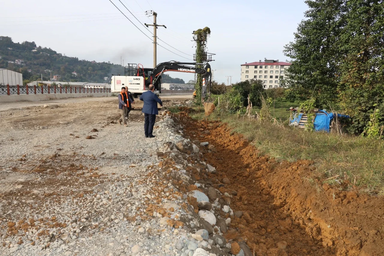 Arhavi'de yol genişletme çalışmaları hız kesmeden devam ediyor, ulaşım güvenliği artırılıyor