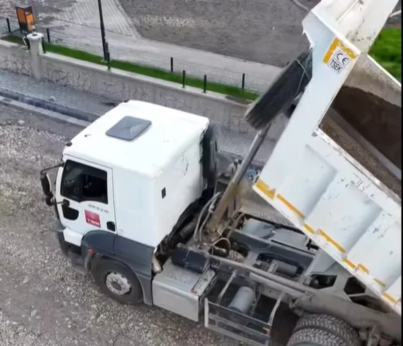 Oltu'da yollar modernleşiyor: Şehitler Mahallesi'nde parke döşeme çalışmaları hızla sürüyor