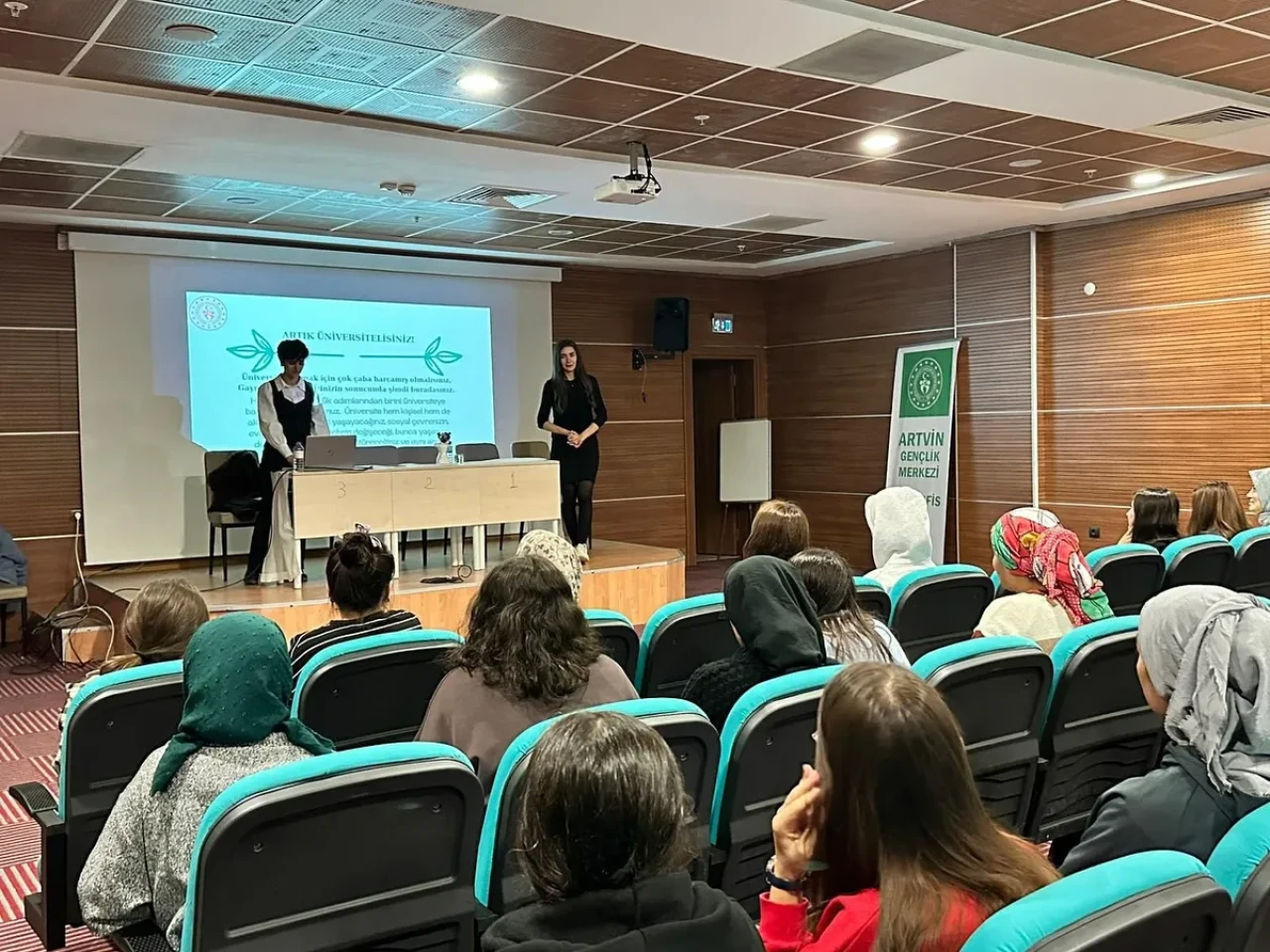 Artvin'de Öğrencilere Yurt Yaşamına Uyum Konferansı Düzenlendi