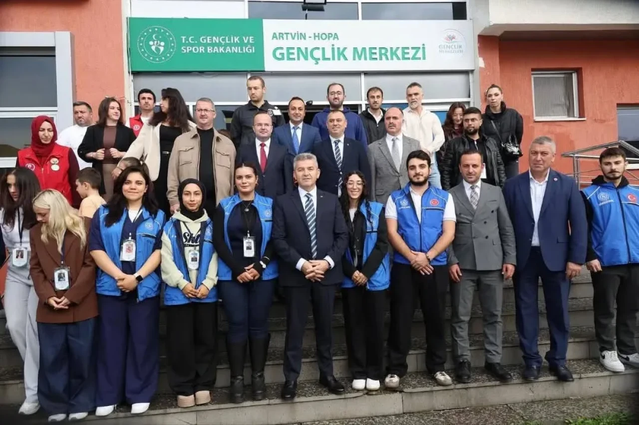 Vali Ergün, Hopa'daki gençlik merkezinde ağaç dikti ve spor tesisini inceledi