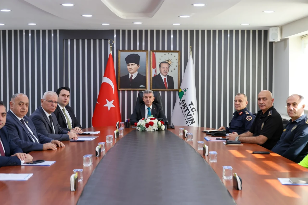 Artvin'de Trafik Levhaları Sadeleştiriliyor, Güvenlik Artırılıyor