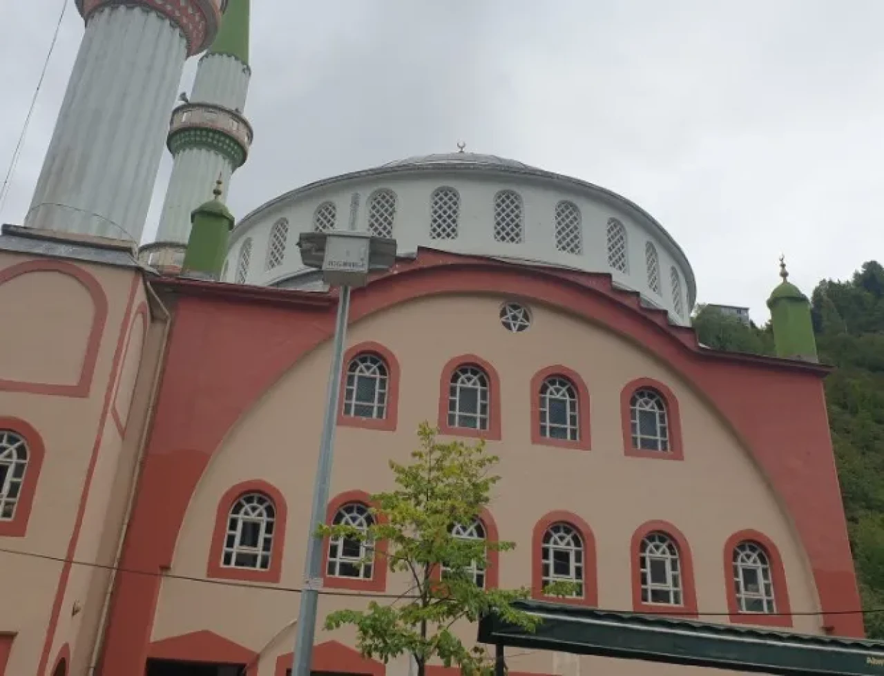 Murgul'daki Merkez Yeni Camii'nin dış cephe boya çalışmaları başladı, hayırseverler destek bekliyor