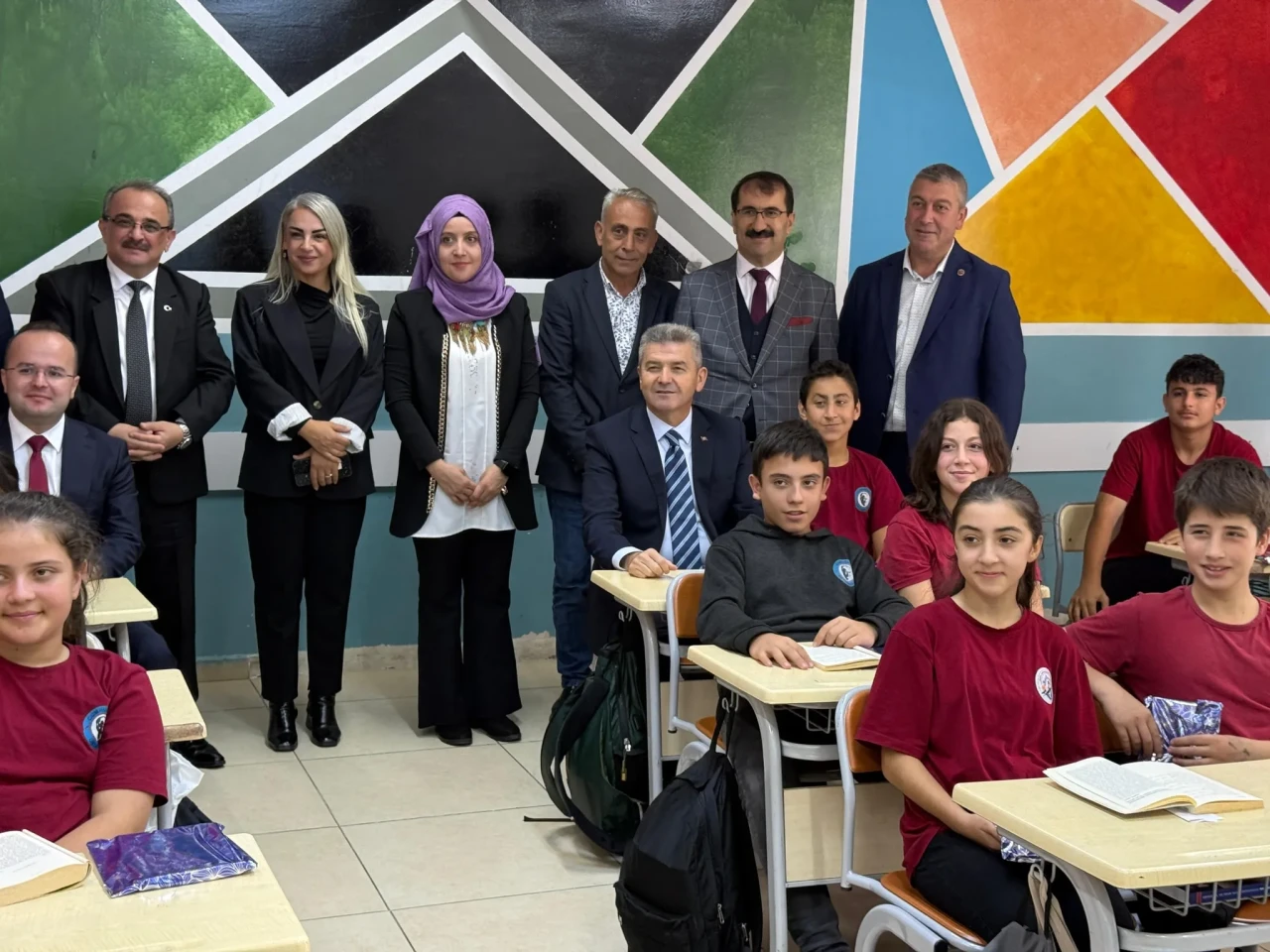 Hopa'da Eğitim Ziyareti: Vali Ergün Öğrenci ve Öğretmenlerle Bir Araya Geldi
