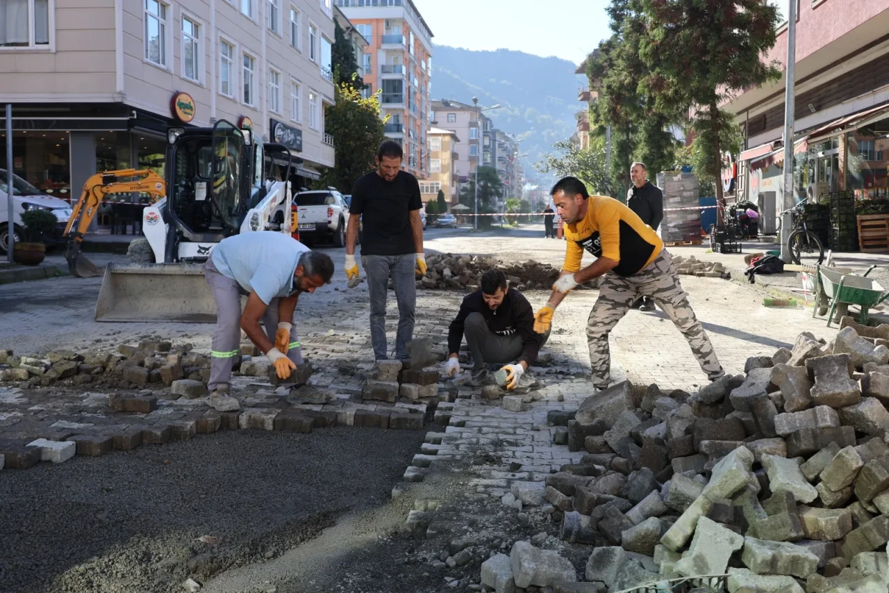 Arhavi’de Zemin Düzenleme ve Kilit Taşı Onarım Çalışmaları Sürüyor