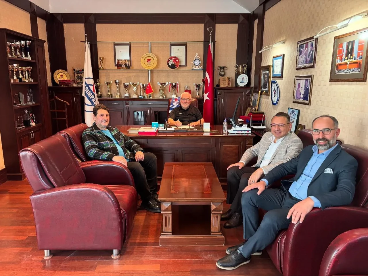 Rize Vakfı, Kasımpaşa Spor Başkanı Hasan Hilmi Öksüz'ü resmi olarak üye aldı