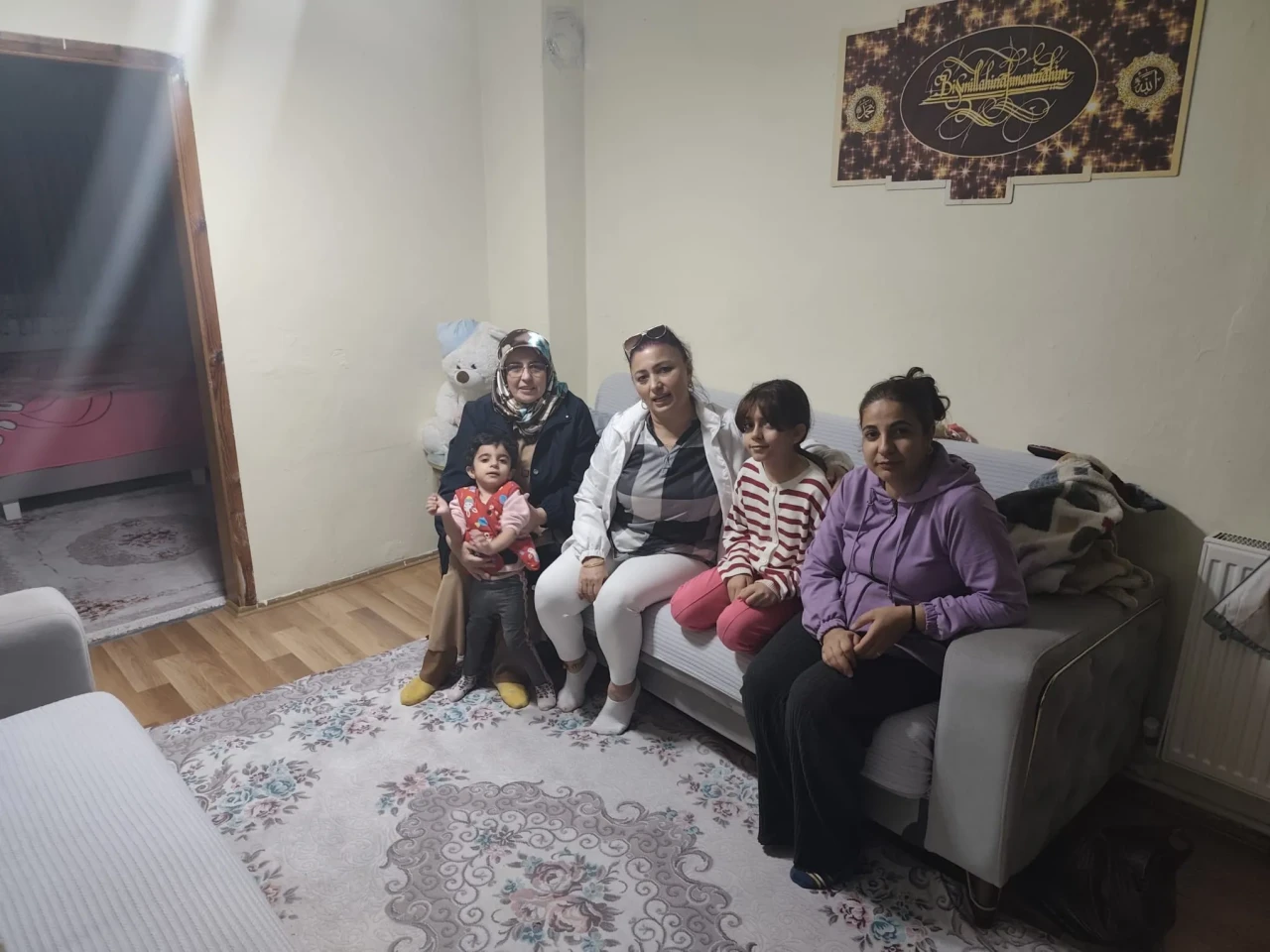 Artvin Kadın Kolları, hane ziyaretleriyle vatandaşların taleplerini dinliyor