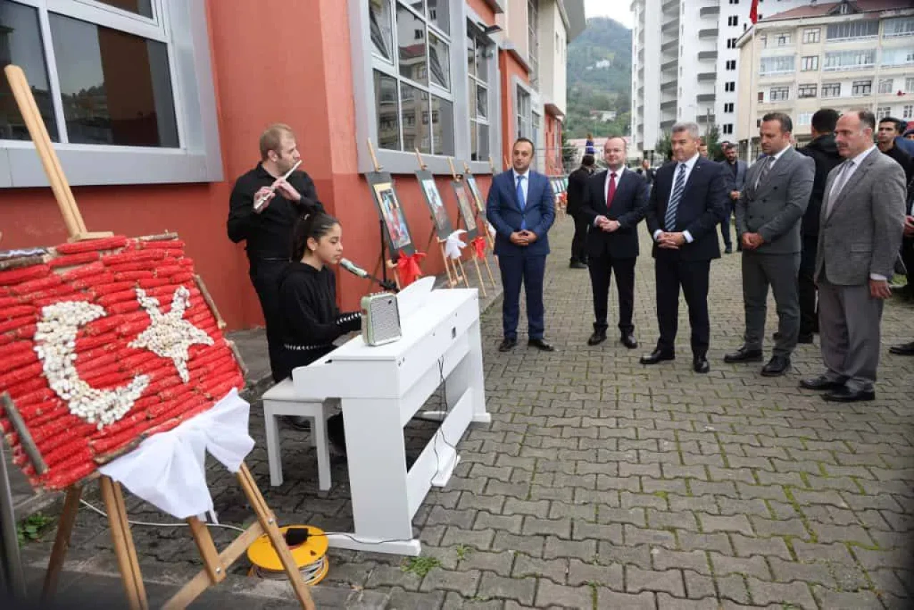 Artvin Valisi Ergün, Hopa Gençlik Merkezi'nde gençlerle ağaç dikti ve projeleri inceledi