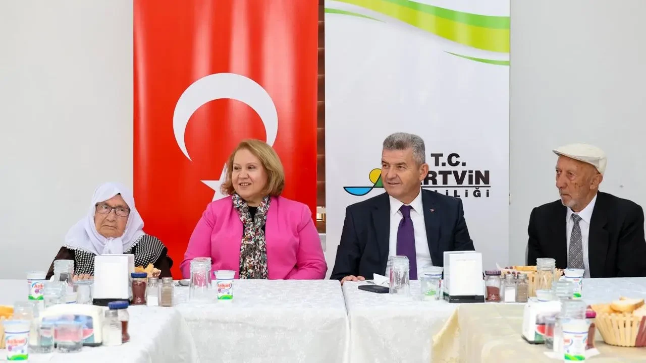 Artvin Valisi Ergün, Sakin Şehir Şavşat'ta Huzurevi Ziyareti Gerçekleştirdi