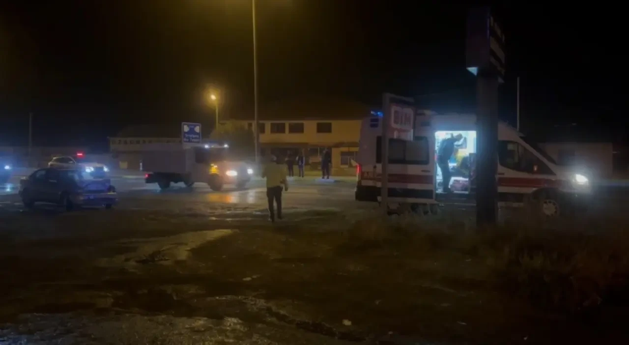 Feci kaza: Yolcu otobüsü ile otomobil çarpıştı