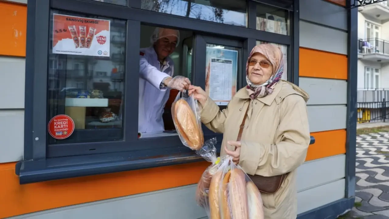 Halk Ekmek artan maliyetlerden etkilendi: Yarından itibaren 11 TL olarak satışa sunulacak!