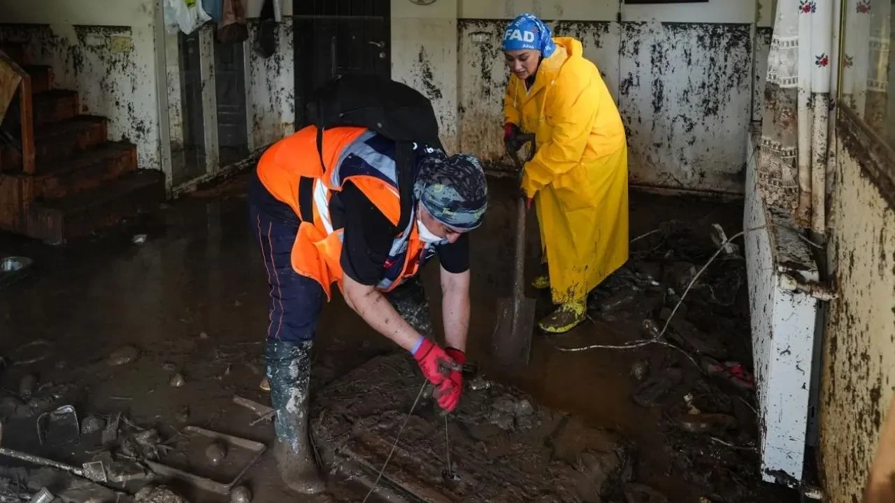 Foça'daki sel felaketinde AFAD, temizlik ve zarar tespit çalışmalarını hızla sürdürüyor