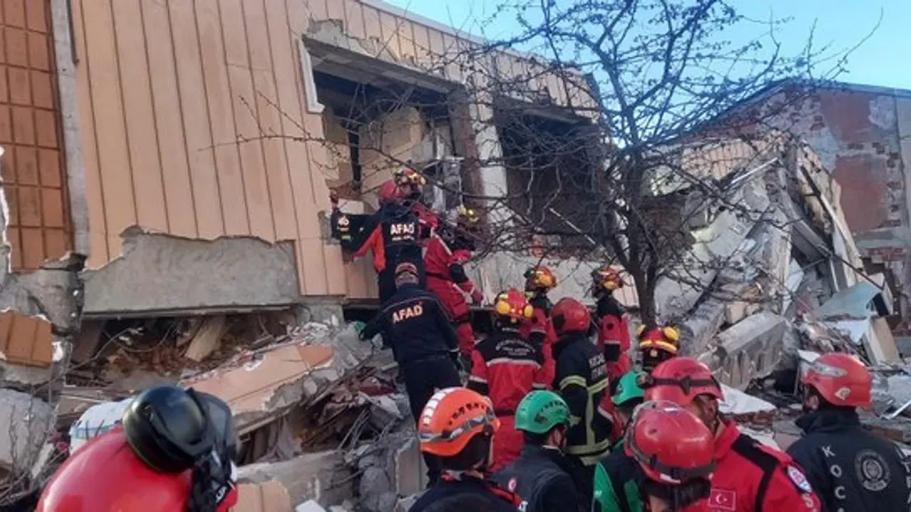 Kocaeli'de 7 katlı bina çöktü