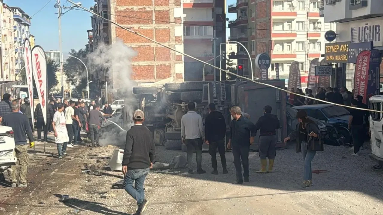 Malatya'da Frenleri Boşalan Kamyonun 15 Araçla Çarpışması Sonucu Kaza!