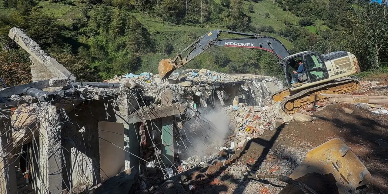 Rize'nin Fırtına Vadisi'nde Kaçak Yapılar Hizmete Son Verildi: 70 İhlasiz İnşaat Yok Edildi