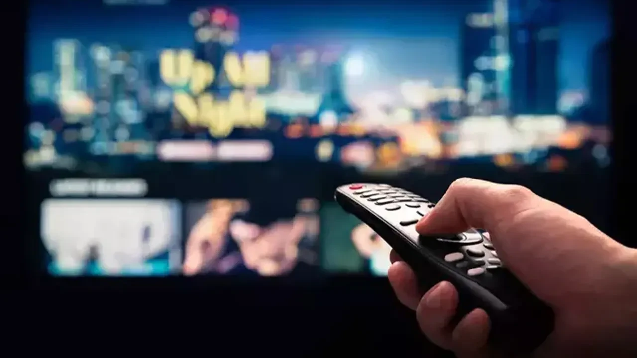 3 Ekim 2025 Cuma TV Yayın Akışı: Kızılcık Şerbeti, Arka Sokaklar ve Aşk ve Gözyaşı Yeni Bölümleriyle Ekranlarda!