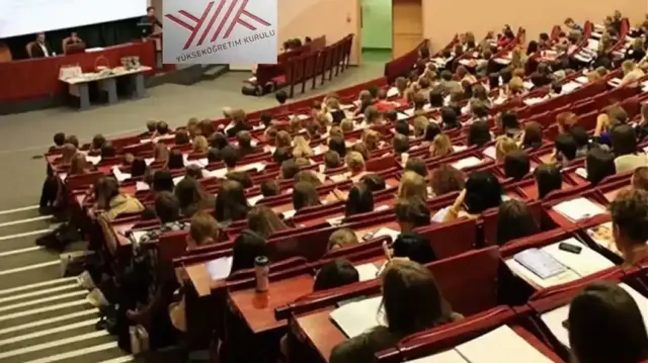 Üniversiteyi 3 yılda bitirmek mümkün olacak mı? YÖK'ten son dakika açıklaması geldi