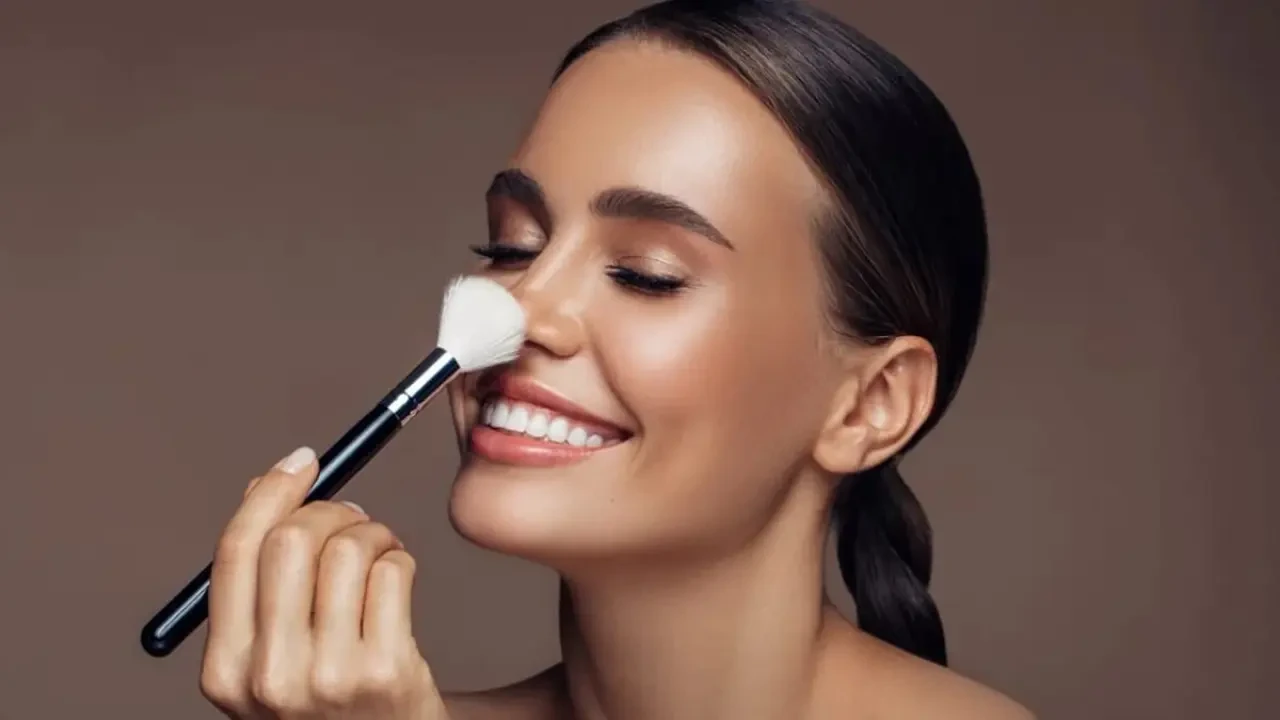 Uzmanlardan Uyarı: Makyajı Temizlemeden Uyumanın Cilt Üzerindeki 7 Kalıcı Etkisi!