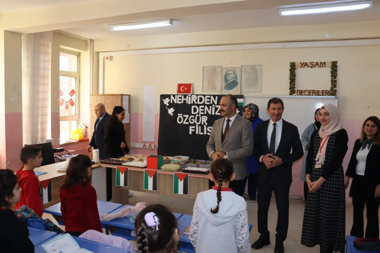 Ardanuç'ta Öğrencilerden 'Özgür Filistin' Temalı Kermes Etkinliği