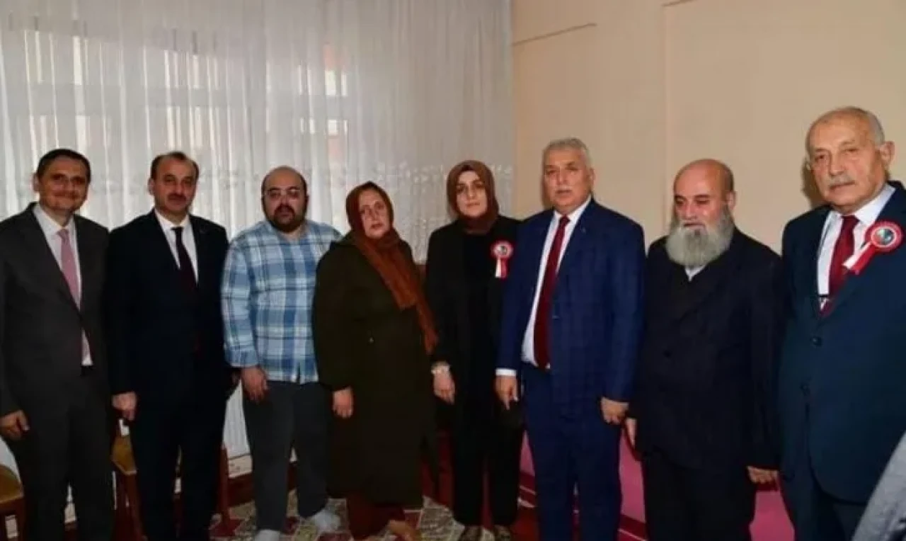 Vali Yıldırım, Öğretmenler Günü'nde şehit öğretmen Yıldız'ın ailesini ziyaret etti